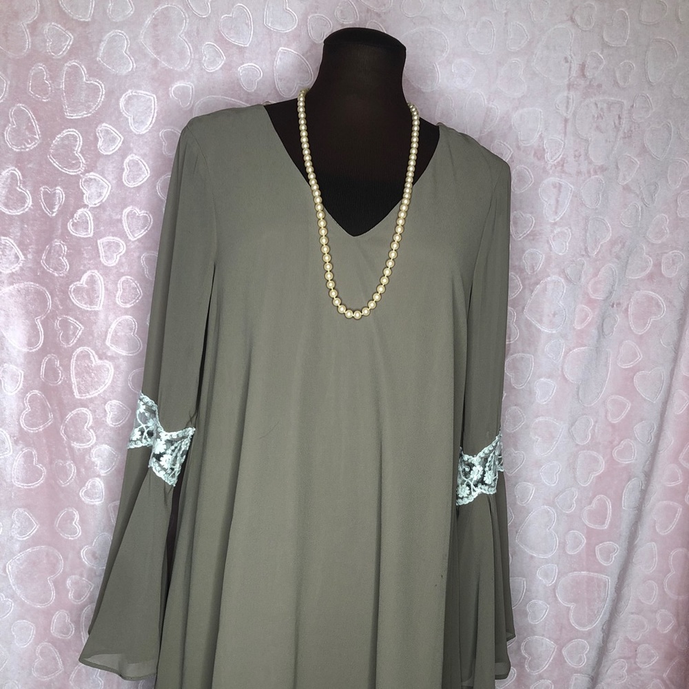 Umgee long bell sleeve chic&beautiful top …
